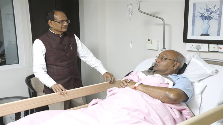मुख्यमंत्री श्री चौहान विधान सभा अध्यक्ष श्री गौतम को देखने अस्पताल पहुँचे